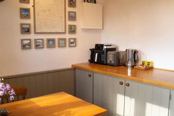 shepherds_hut_kitchen